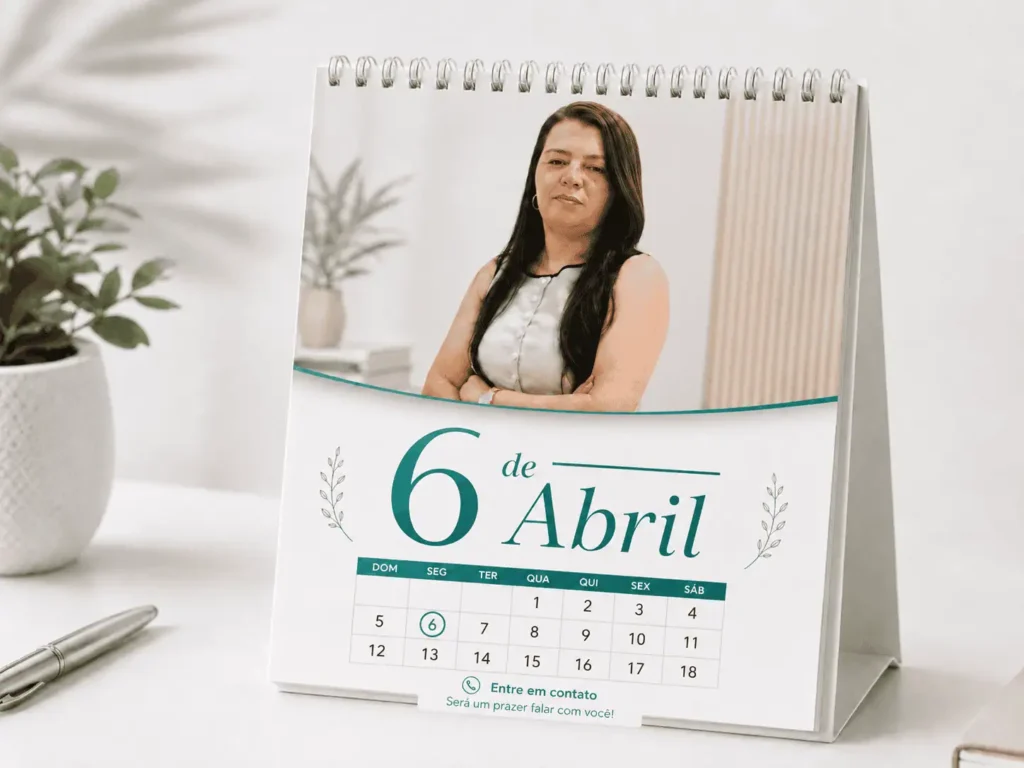 Calendário de mesa profissional com destaque para 6 de abril, segunda-feira, com retrato de psicanalista em design elegante para página de contato.