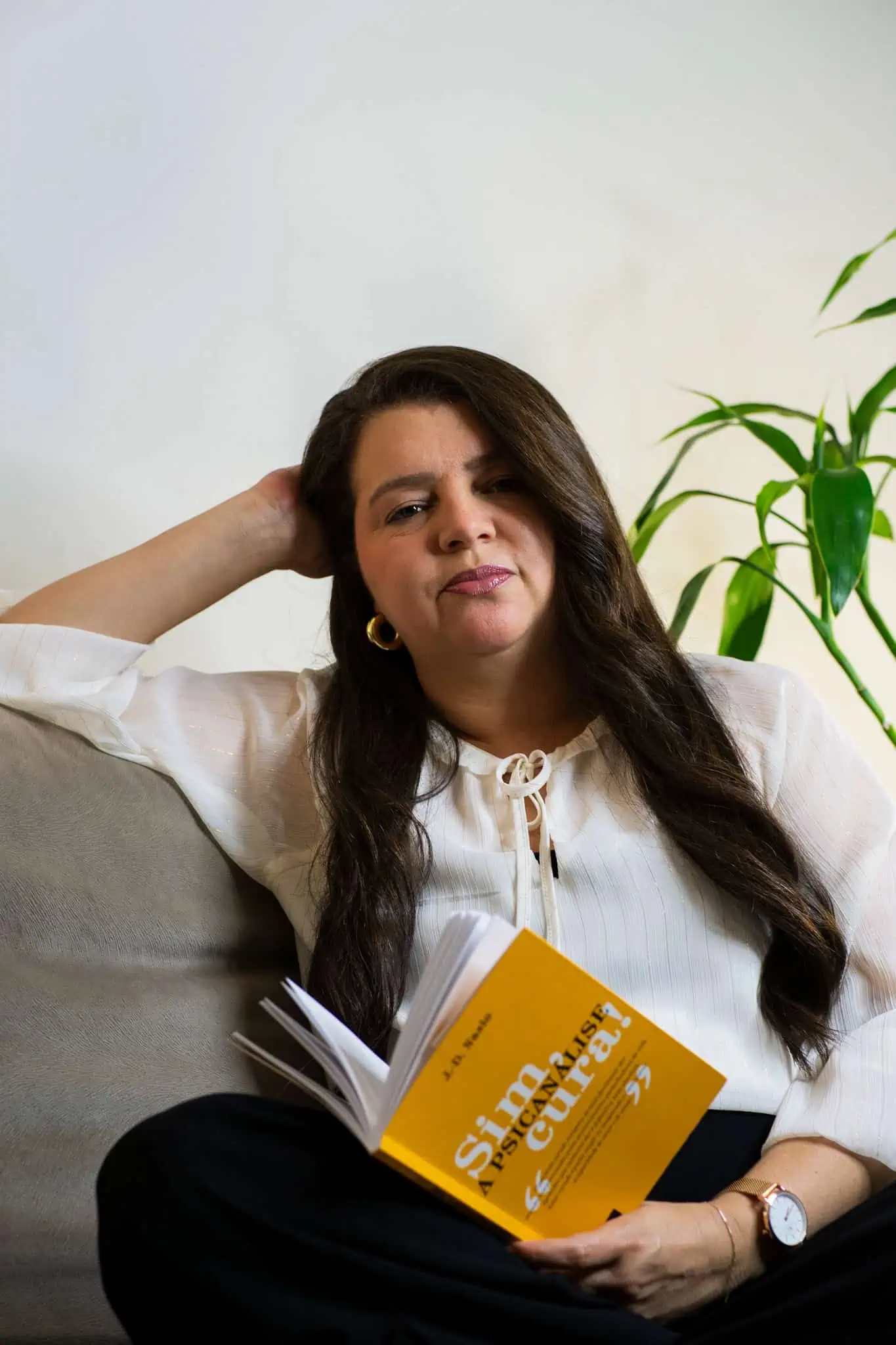 Fernanda Oliveira, psicanalista, em momento de leitura e reflexão