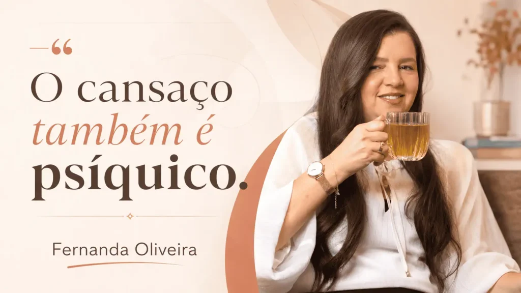 Fernanda Oliveira sentada em poltrona, segurando uma xícara de chá, ao lado da frase “O cansaço também é psíquico”, em conteúdo sobre psicanálise e saúde emocional.